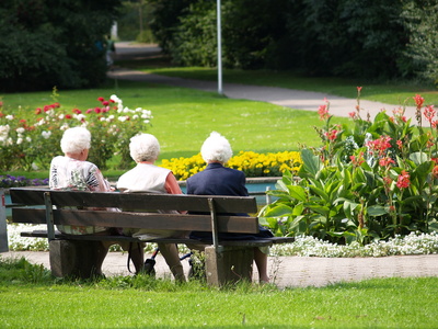Senioren auf einer Parkbank